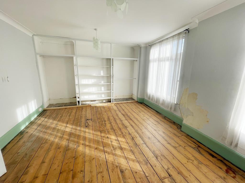 Lot: 173 - FOUR-BEDROOM HOUSE FOR IMPROVEMENT AND MODERNISATION - First floor bedroom 1